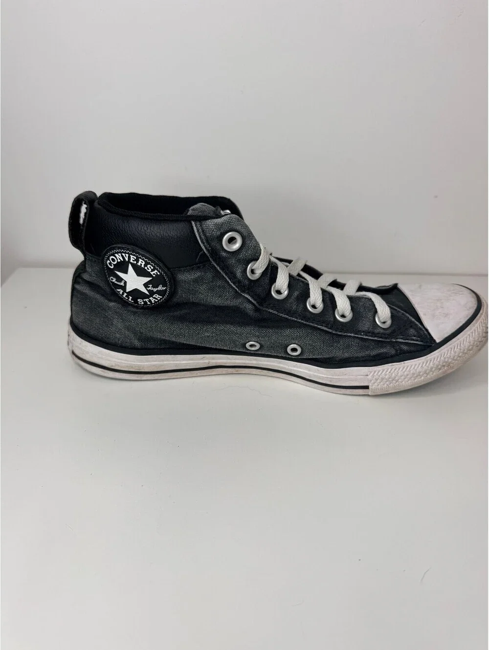 Converse Chuck Taylor mid top sneakers mens size 9